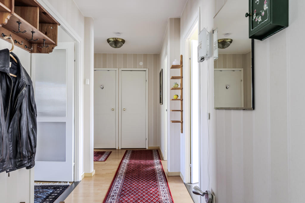 Hall med vy mot badrum och gästtoalett