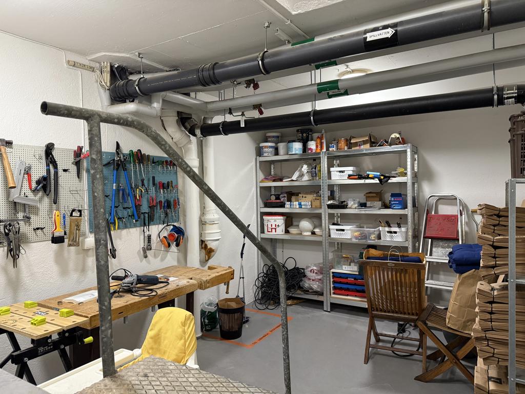 Föreningens hobbyrum i källaren.