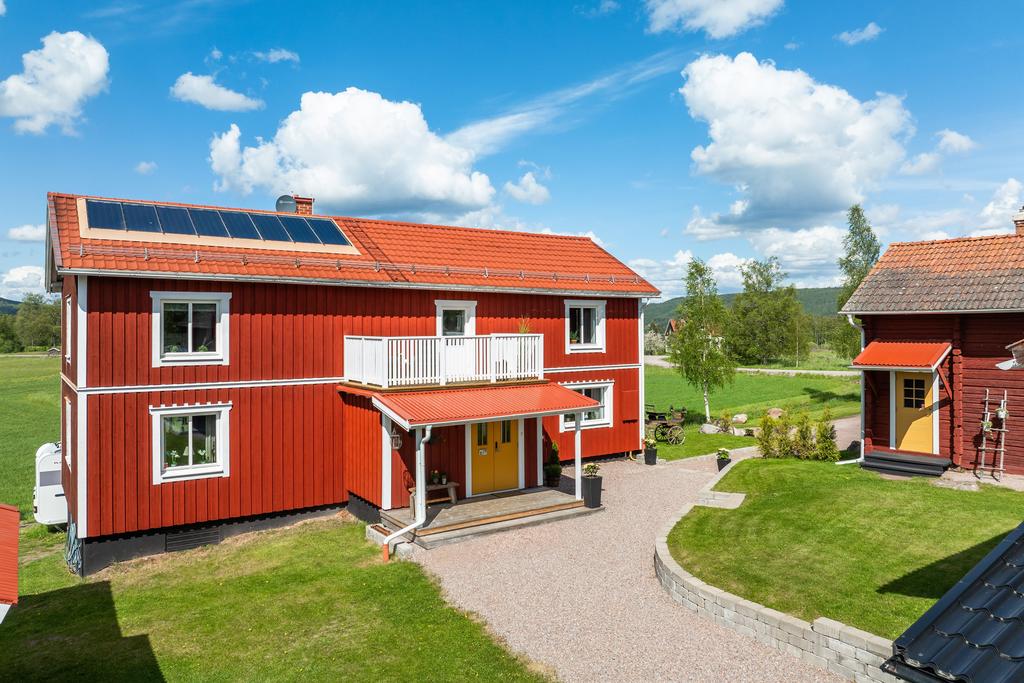 Gården är vackert kringbyggd med bostadshus, gäststuga och diverse uthus.
