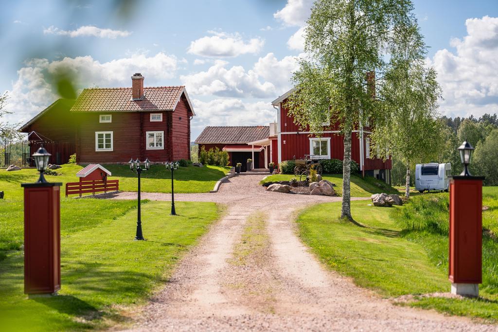 Utemiljön bjuder på en generös infart med parkering och laddbox för elbil.