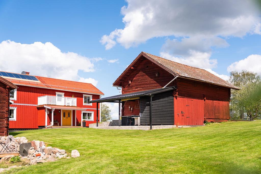 På tomten finns flera uteplatser gör att du kan följa solen genom hela dagen – från morgonkaffet till sena sommarkvällar.