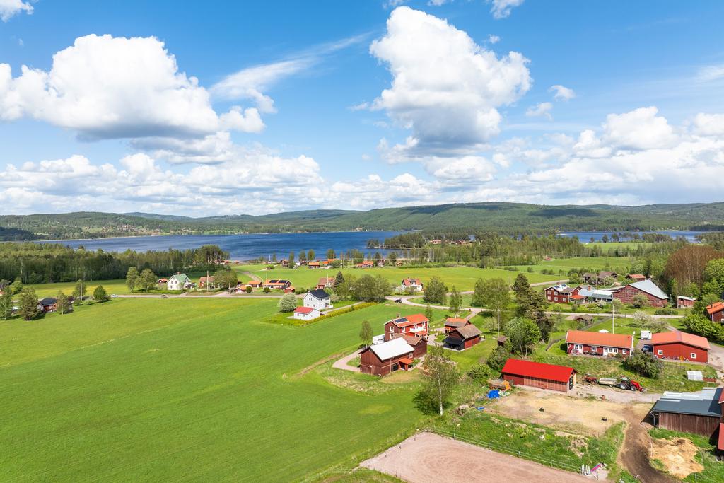 Med närhet till naturen, skogen, vatten och hagarna utanför men ändå bara en kort cykeltur från centrala Insjön. Använder man den populära grusvägen över åkrarna behöver man dessutom inte gå eller cykla längs bilvägen. 