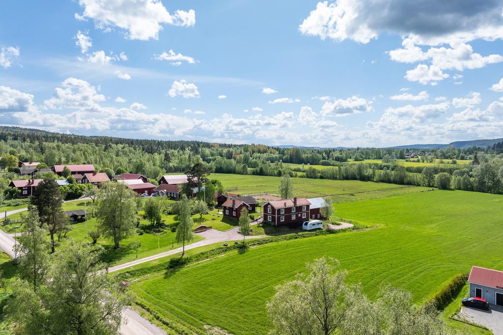 Välskött går omgiven av öppna åkrar, ängar och vackra vyer.