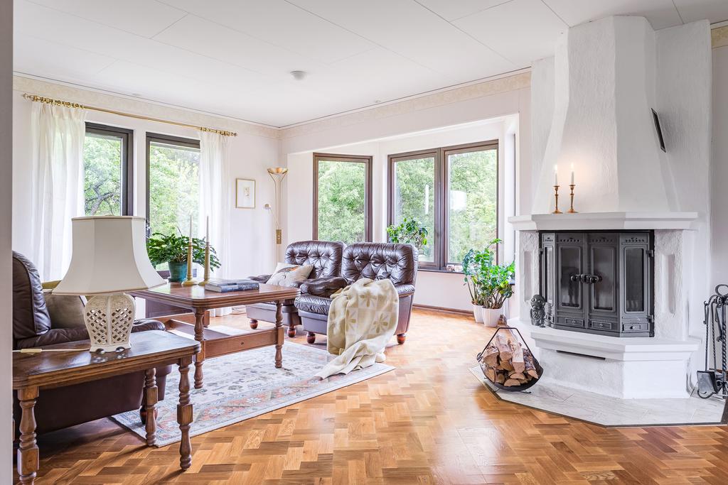 Fina fönsterpartier och utgång till trädgården