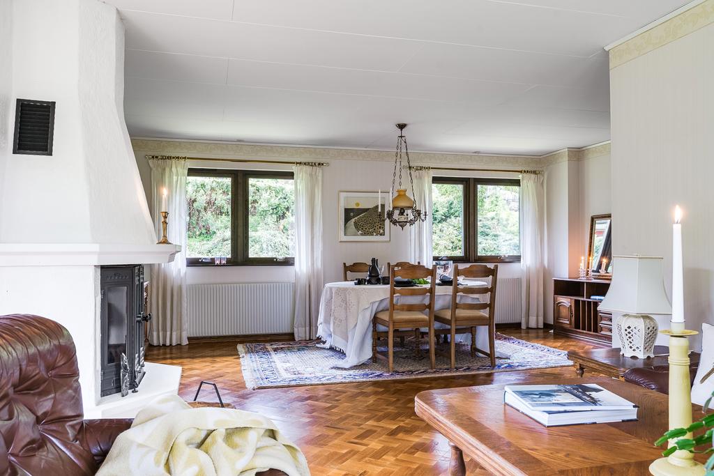 Här ges plats för både soffgrupp och matbord