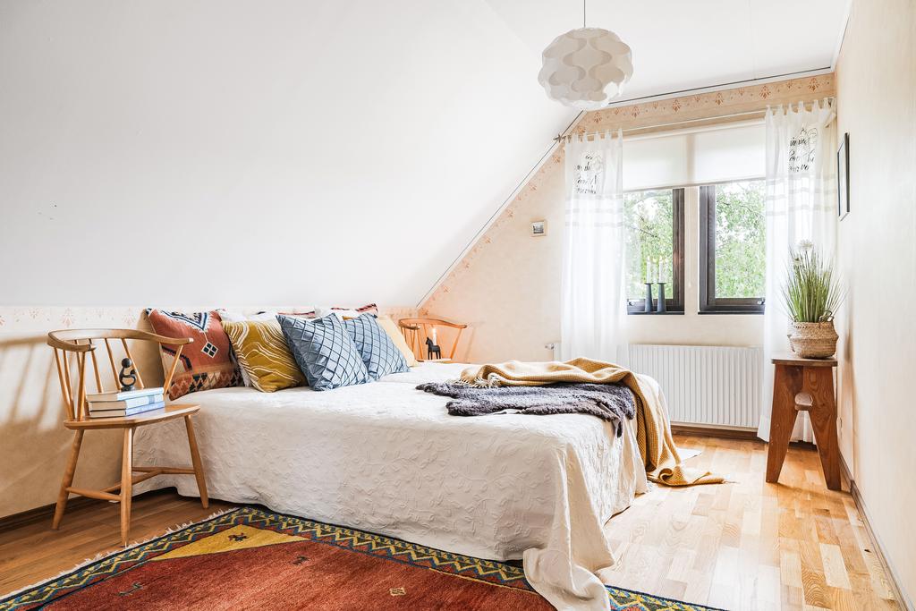 På ovanvåningen finns möjlighet till tre sovrum