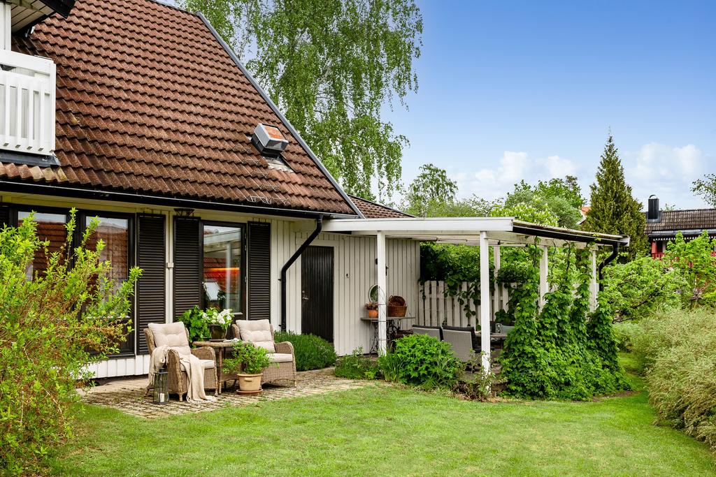 Här finns både en uteplats under tak för skugga och skydd samt en öppen uteplats under bar himmel