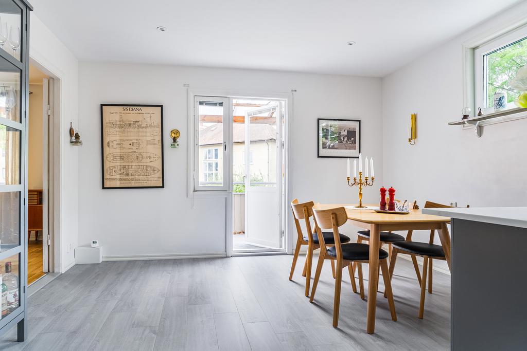 Matplats med utgång till balkong