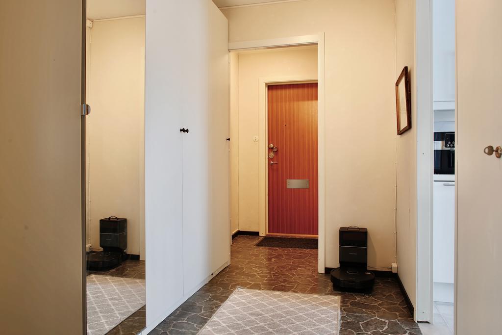 Ingång till hall med gott om förvaring i pax garderob 