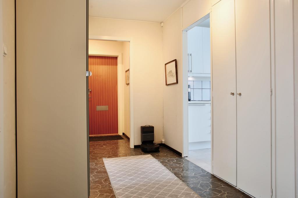 Hall med vy mot köket 