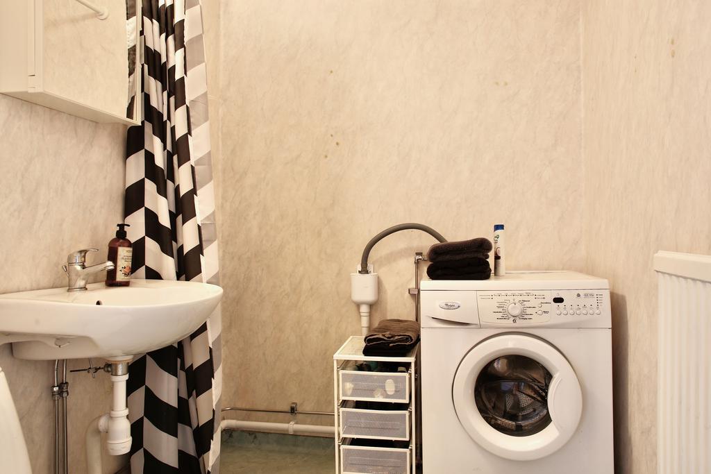 Badrum från föreningens renovering på 90-talet. Tvättmaskinen på bild ingår inte i köpet