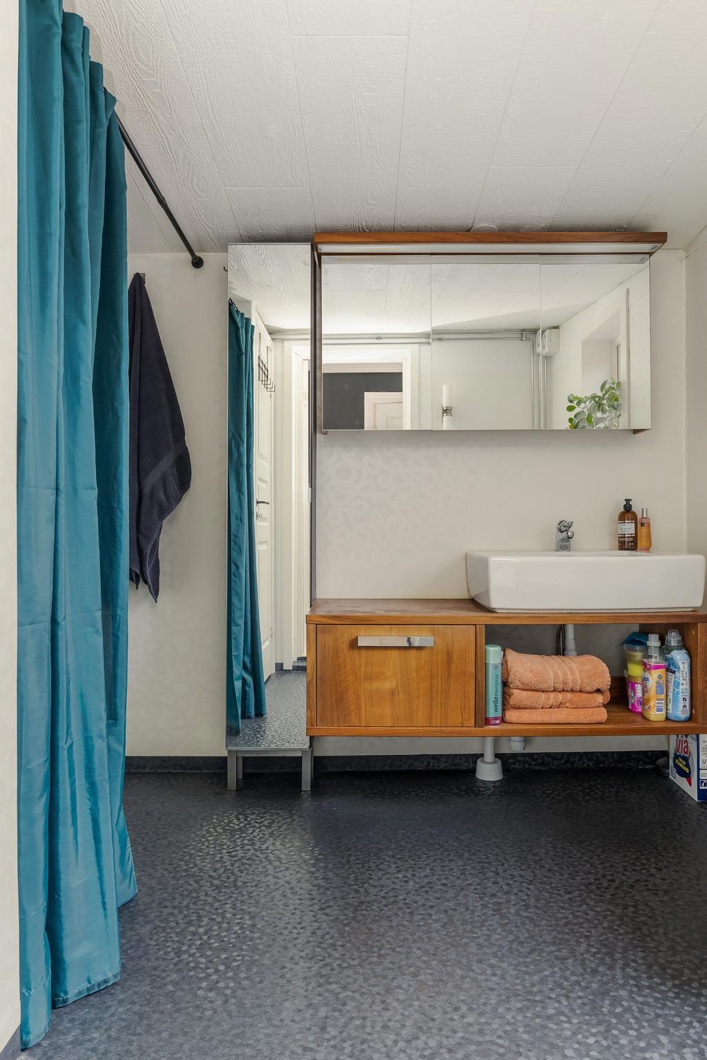 Duschrum/wc med tvättstuga. 