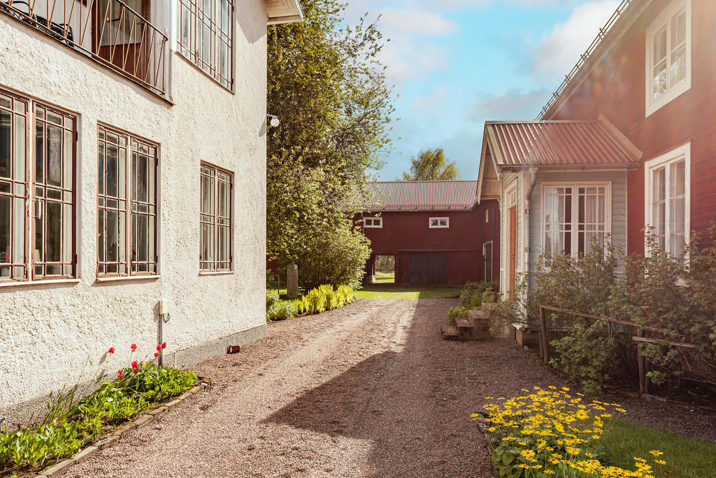 Den krattade grusgången ger ett härligt knastrande när man kliver in på gårdsplanen