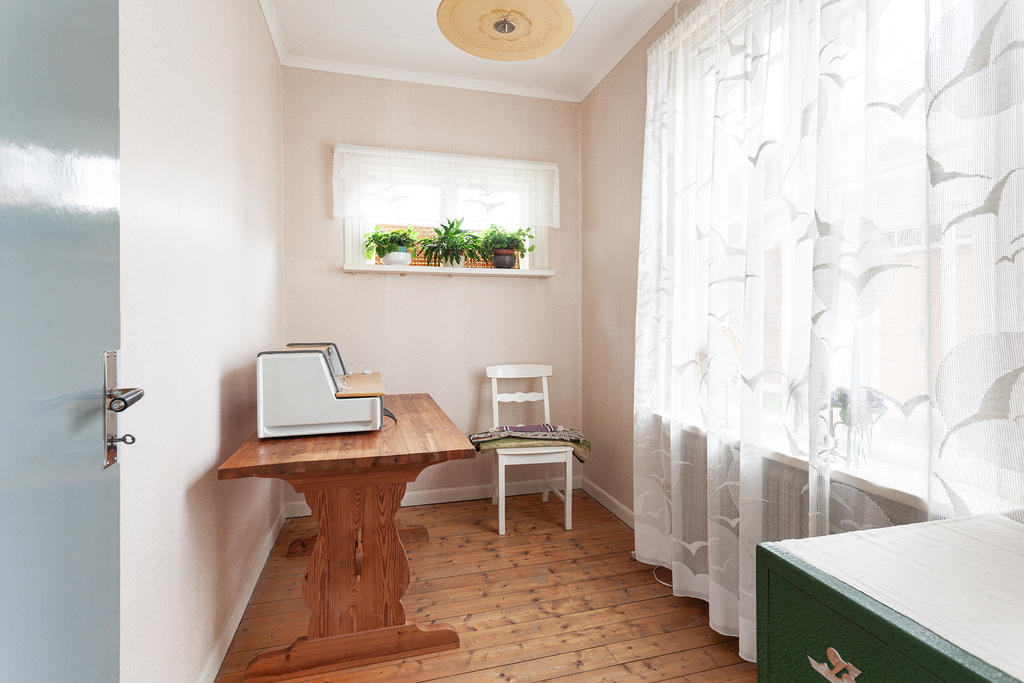 Kontoret/rummet intill hallen