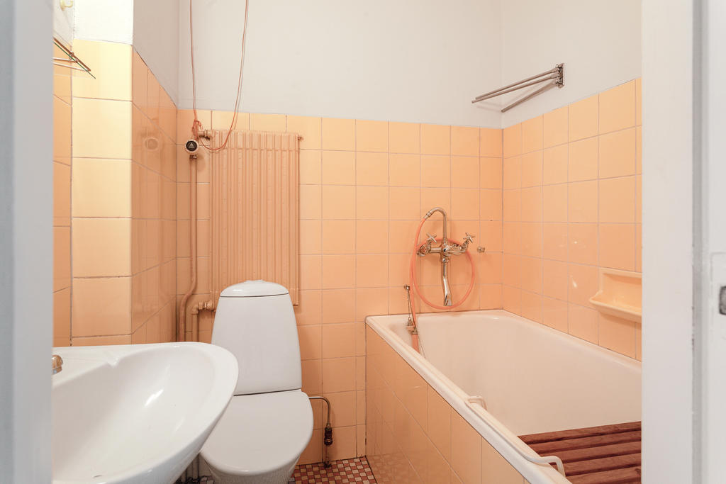 Badrum med inmurat badkar övre plan