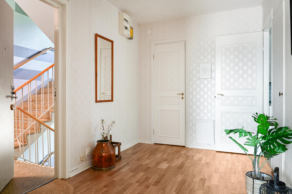 Vy från hall mot kök och badrum