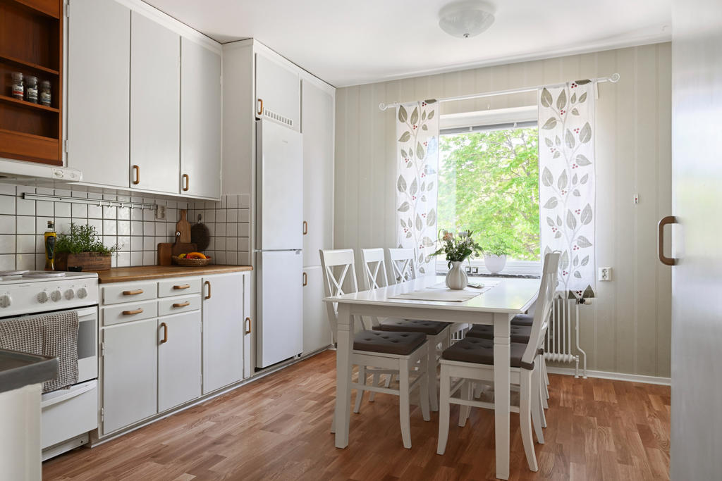 Kök med plats för matbord