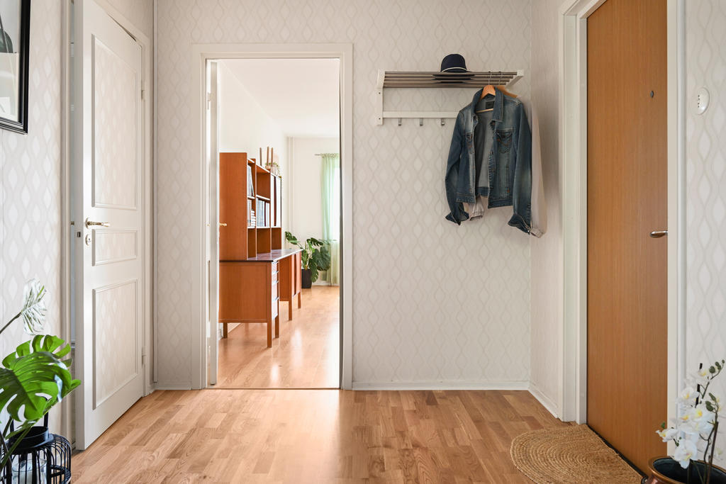 Stor och rymlig entréhall med avhängningsmöjligheter
