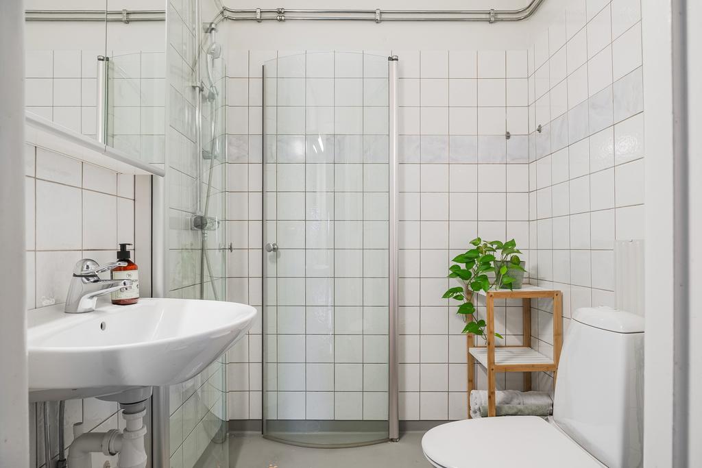 Badrum med ljust kaklade väggar