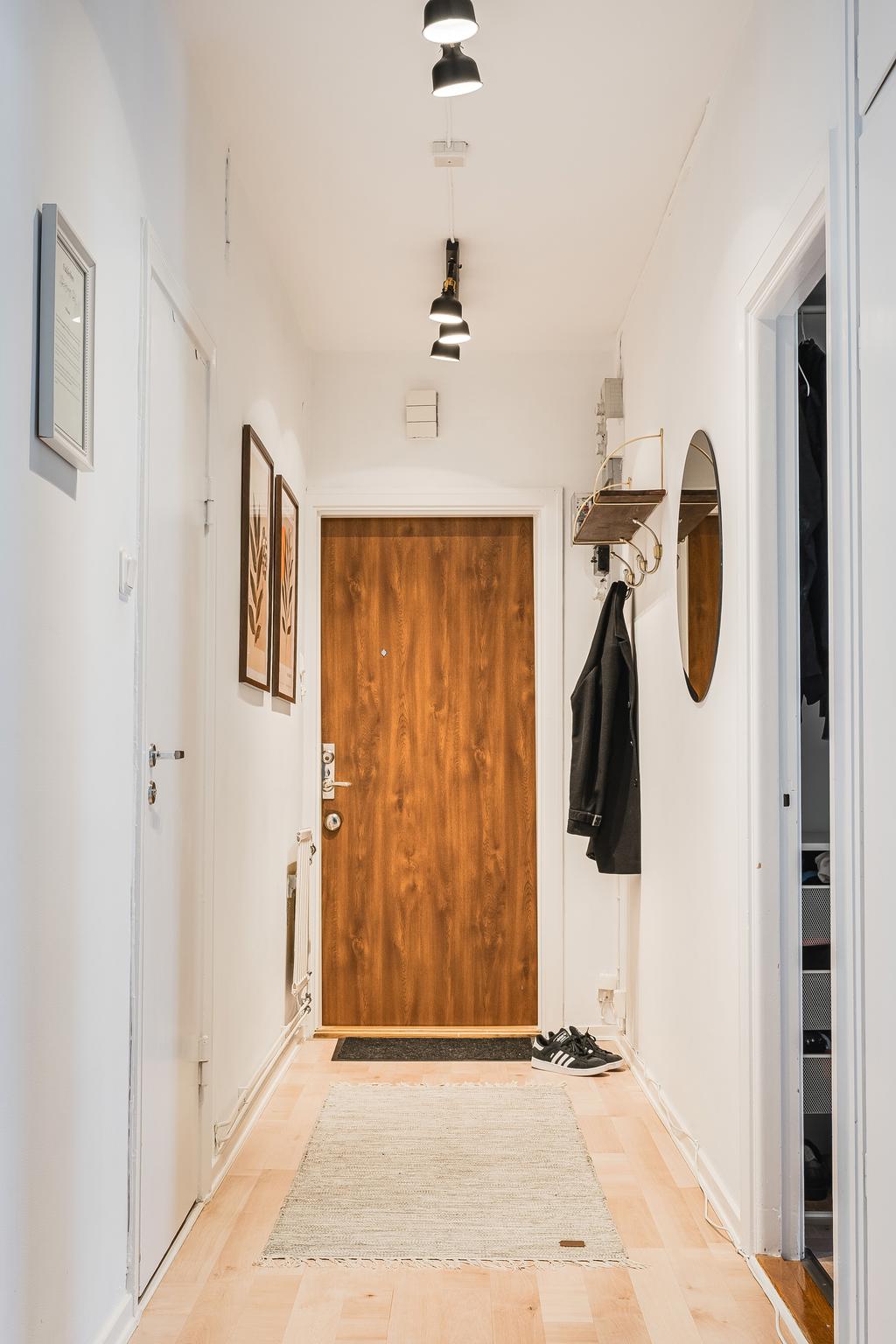 Ljus hall med parkettgolv