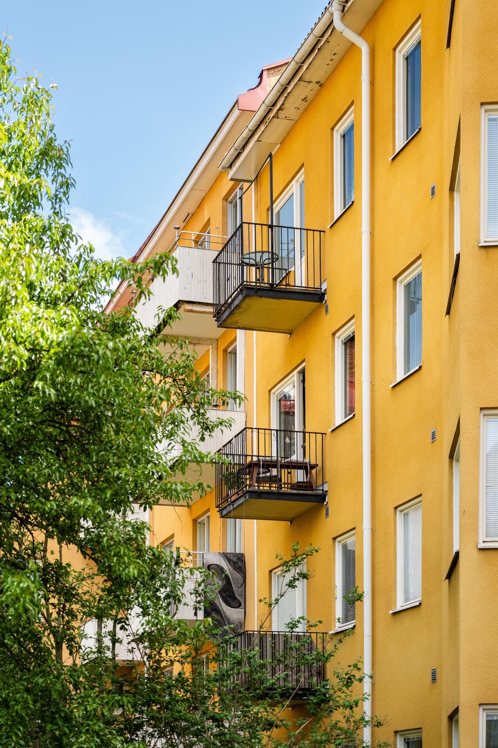 Balkong med utsikt mot innergården 