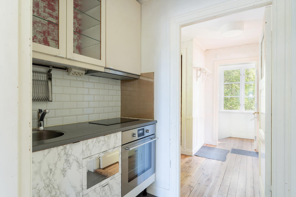 Arbetskök mot inre hall