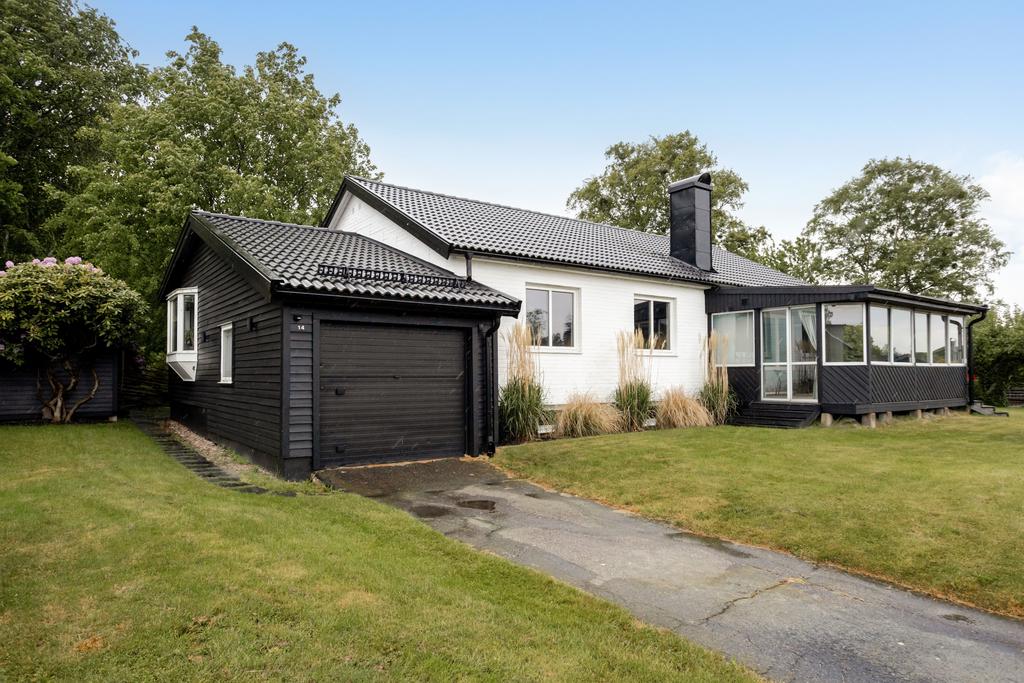 På den generösa tomten om 940 kvm finner du en gräsmatta som inbjuder till lek och avkoppling.