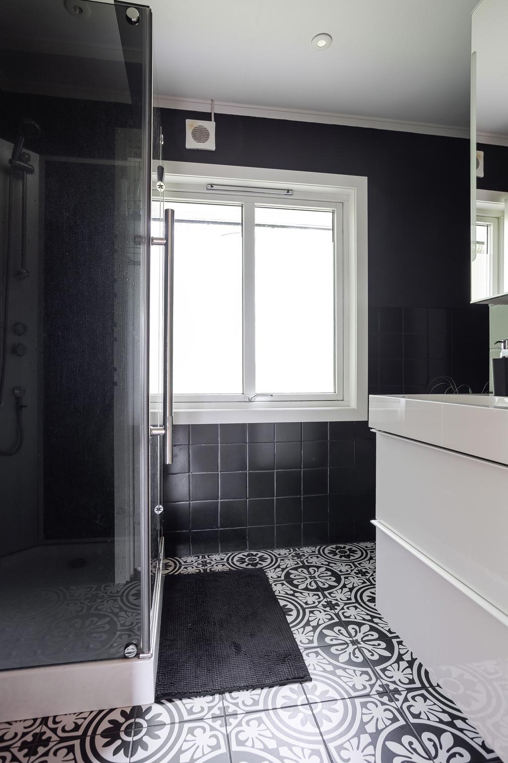 Badrummet på entréplan uppdaterades 2018 med nya ytskikt (ovanpå det gamla) och inredning i stilren design. 