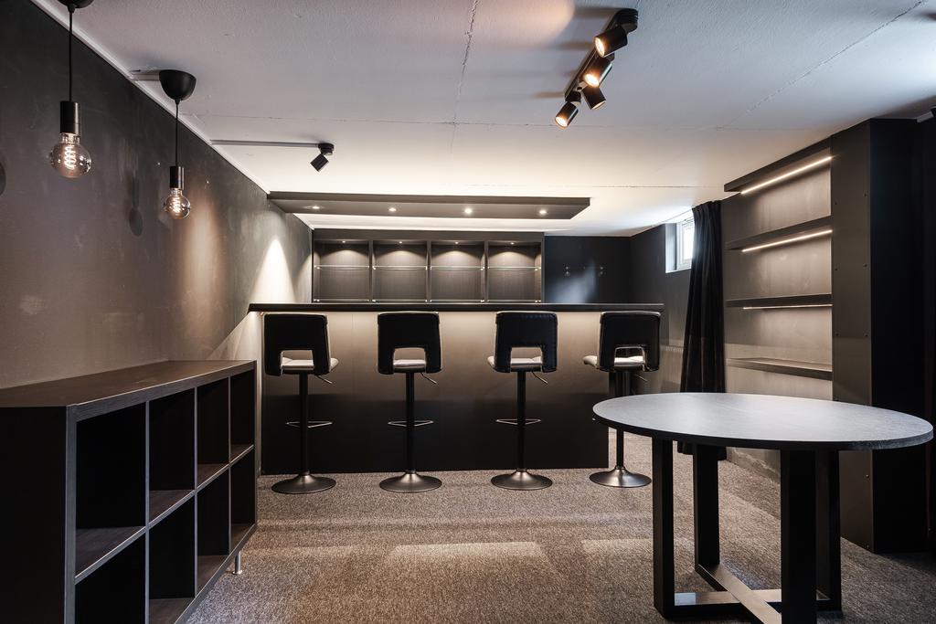 Ett unikt källarrum som andas karaktär och exklusivitet. Här har du möjligheten att erbjuda dina gäster något utöver det vanliga – ett elegant inrett sällskapsrum med en komplett bar, snygga loungemöbler och genomtänkt belysning som skapar en varm och inbjudande atmosfär. 