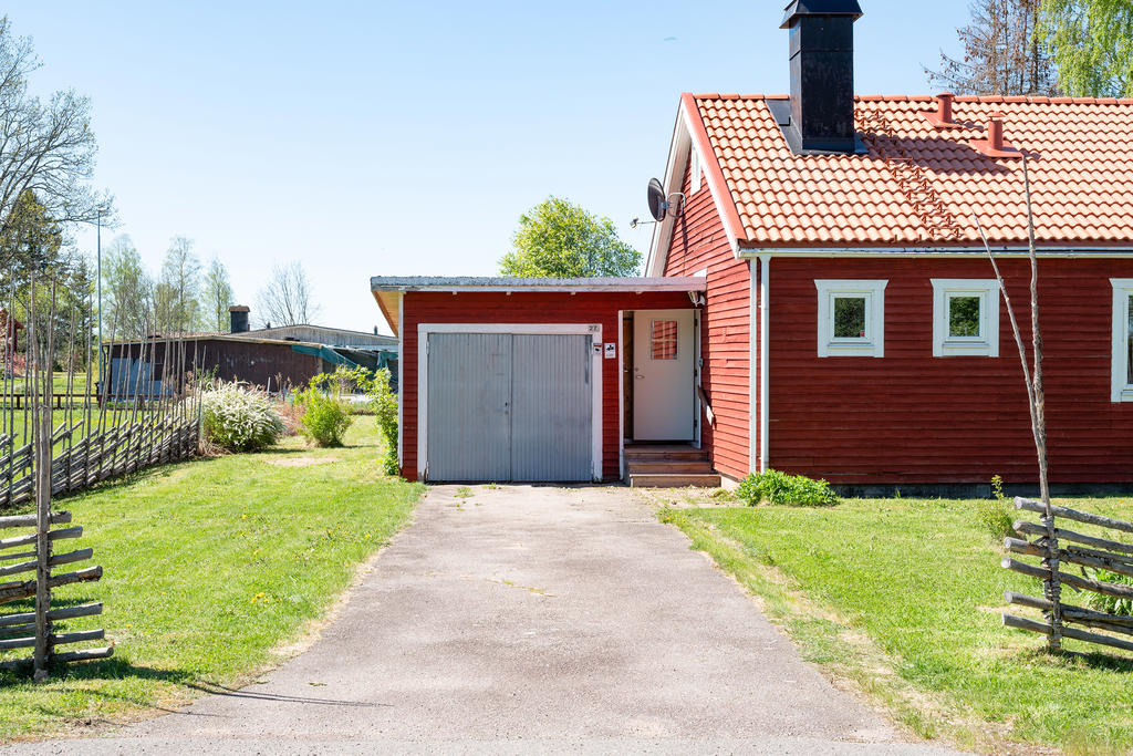 Vidbyggt garage