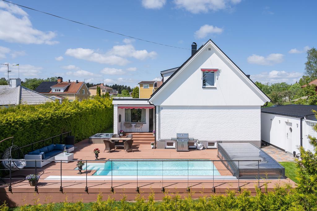 Fantastisk baksida med stort soldäck, pool och spabad