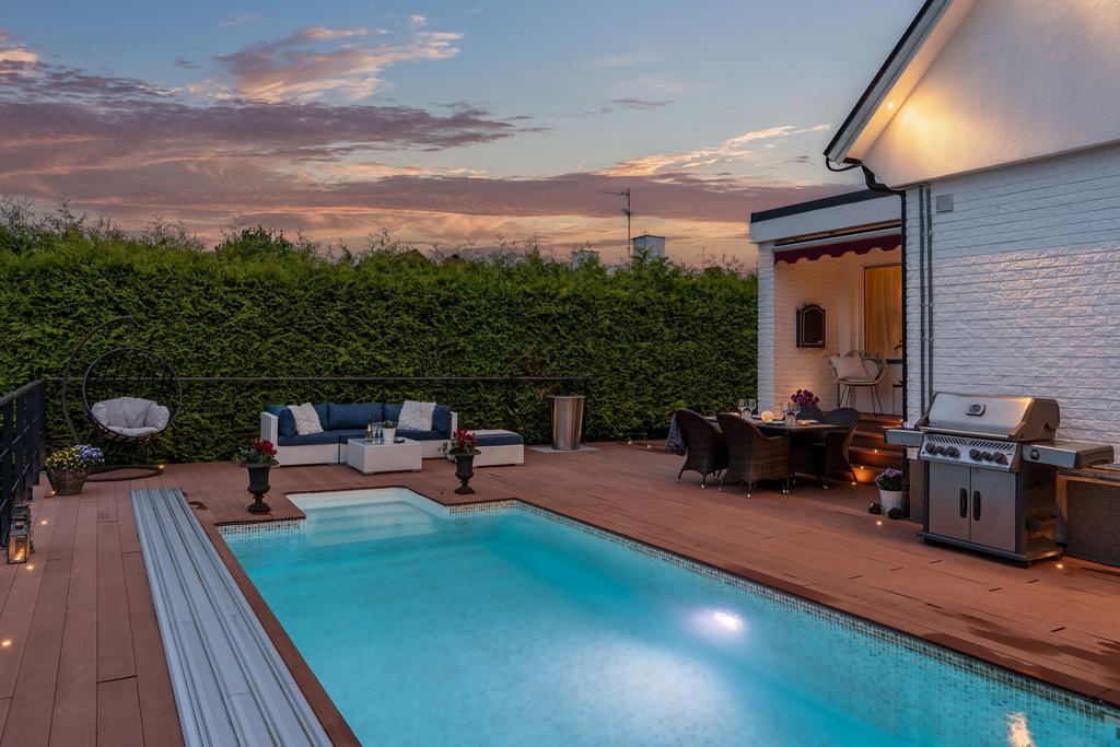 Upplyst pool