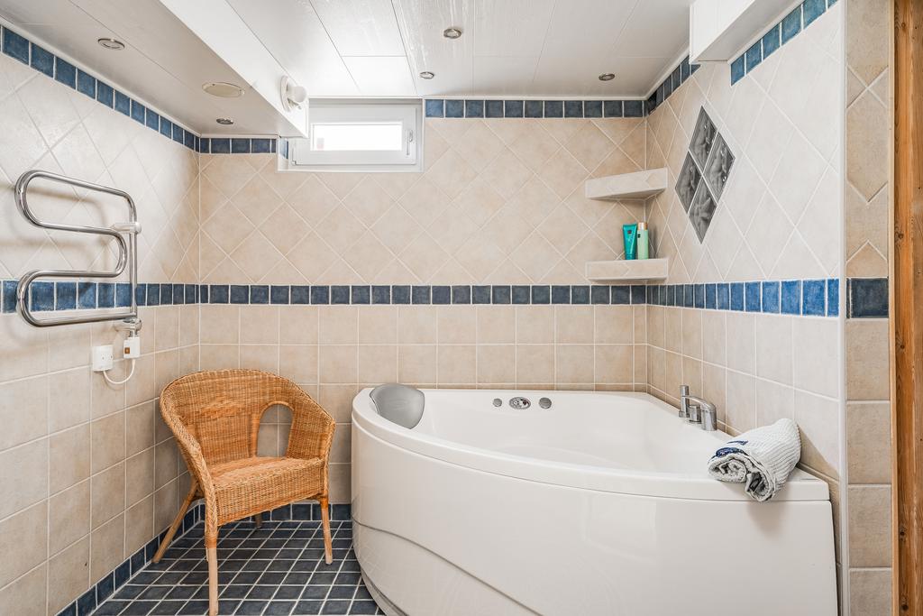 Helkaklat spa-rum med bubbelbad samt bastu på källarplan