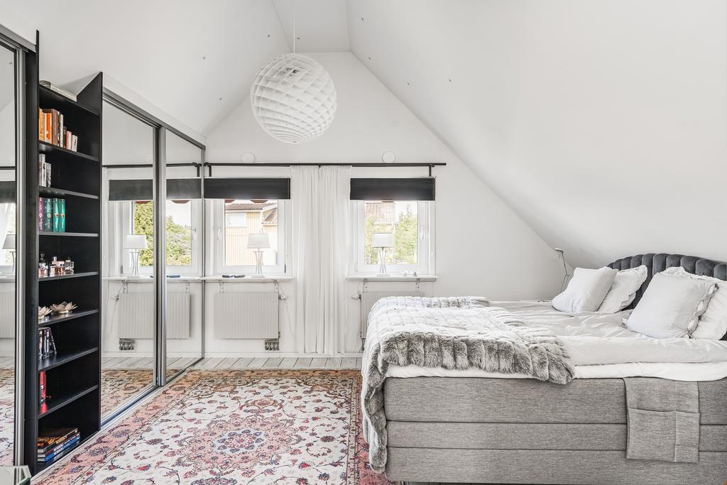 Sovrum med plats för dubbelsäng samt god bra förvaring bakom spegeldörrar