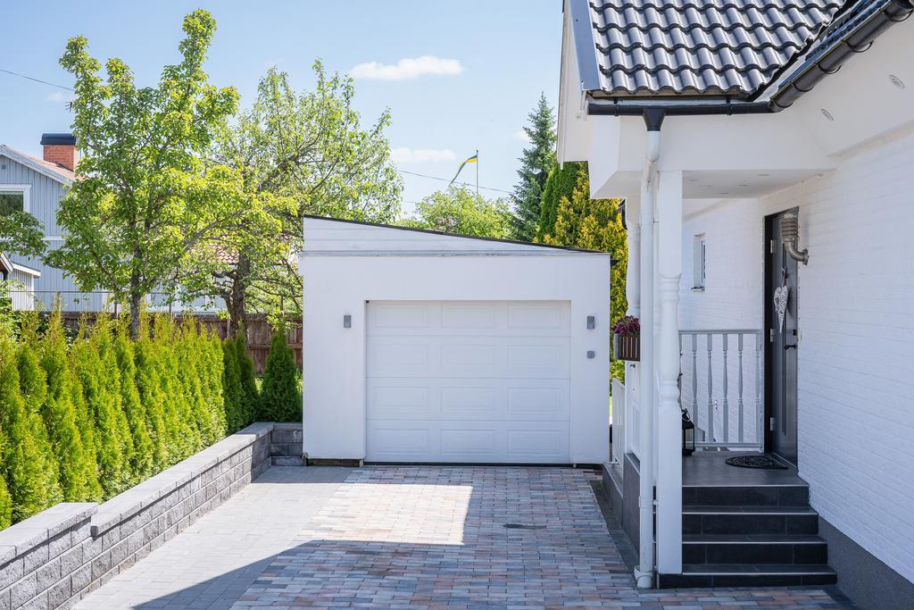 Stenbelagd uppfart och uppvärmd trappen