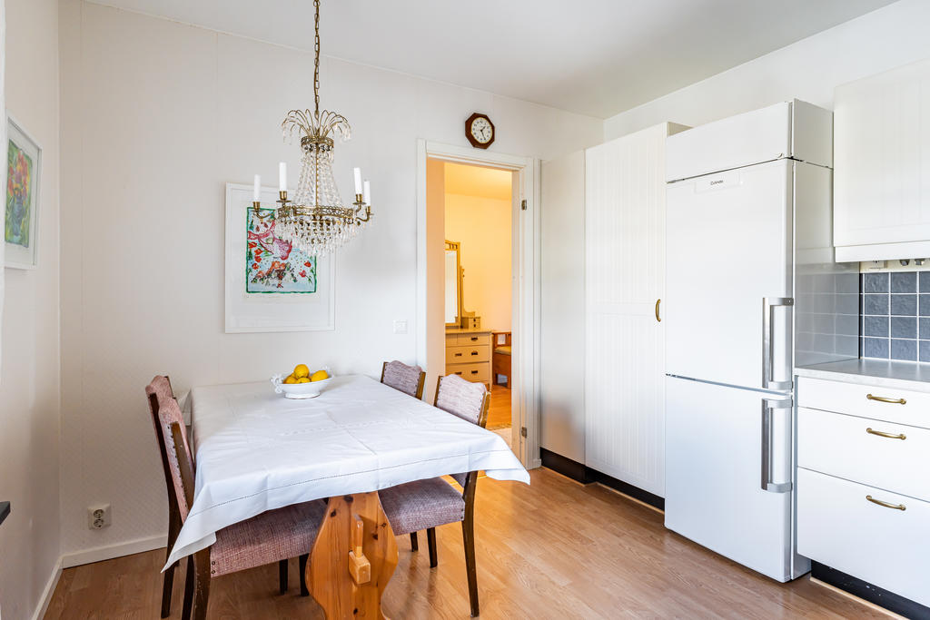 Kök med plats för matbord