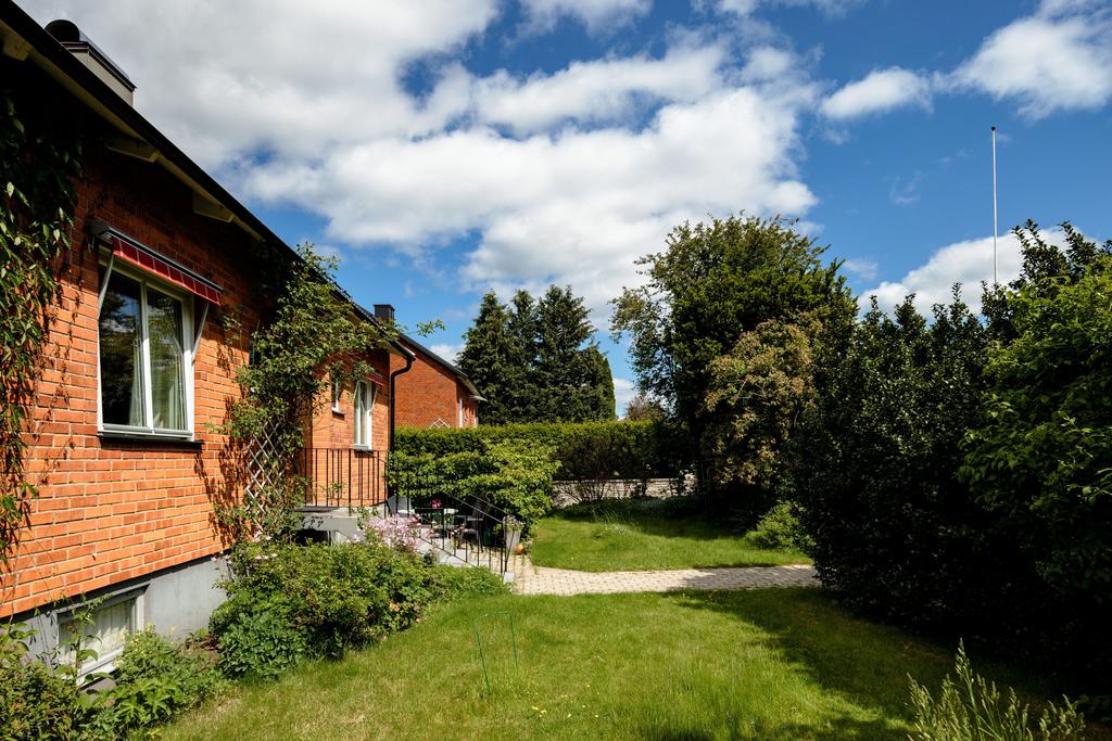 Framsida med inhägnad altan