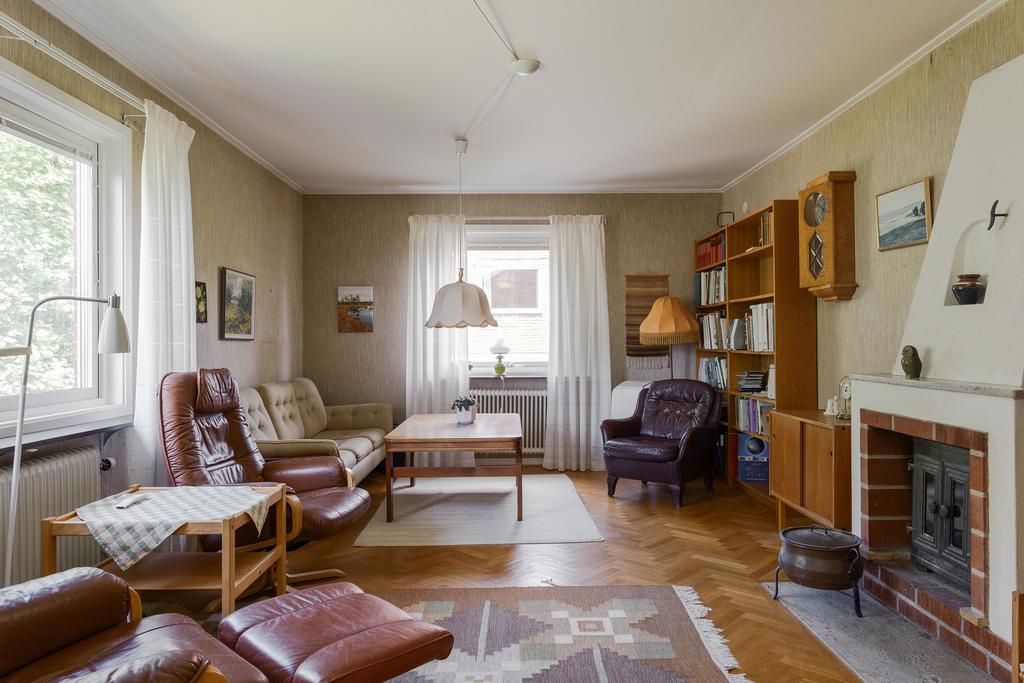 Vardagsrum  med fint ljusinsläpp och kamin
