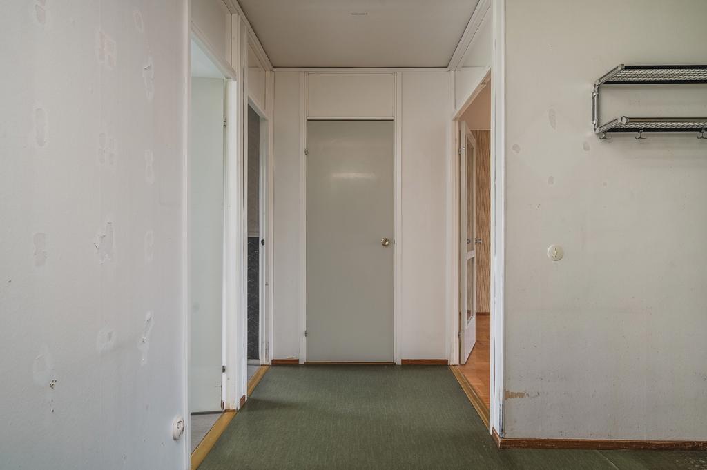 Vy mot klädkammaren från entrén