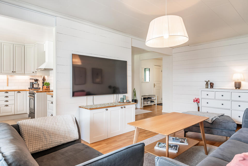 Vardagsrum mot kök och hall