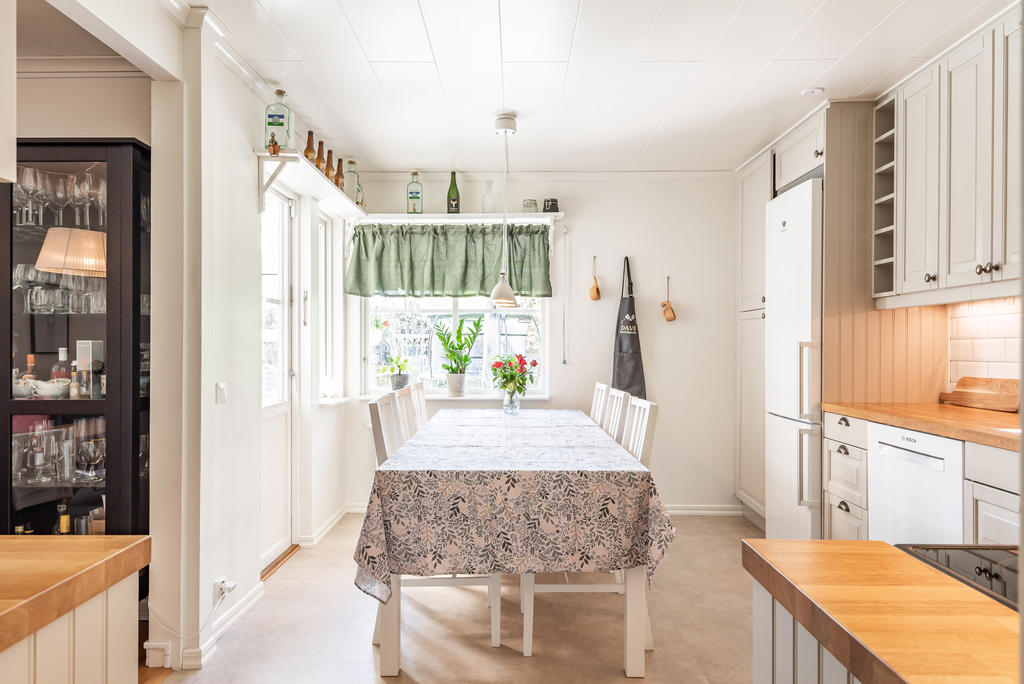 Från köket når du den inglasade altanen