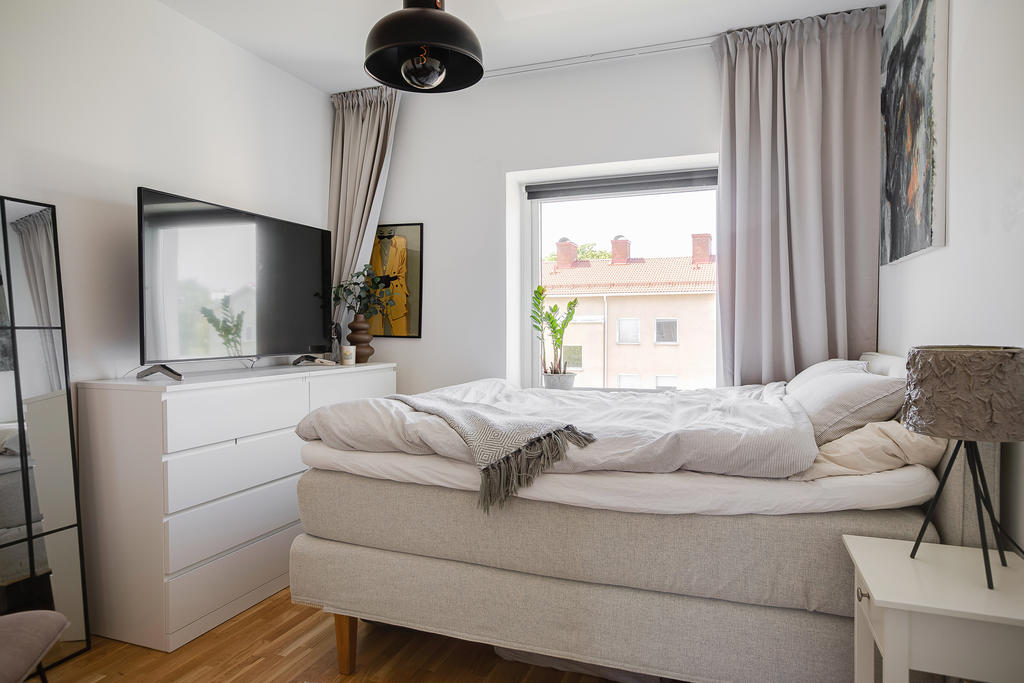 Sovrum med plats för dubbelsäng och tv-hörna
