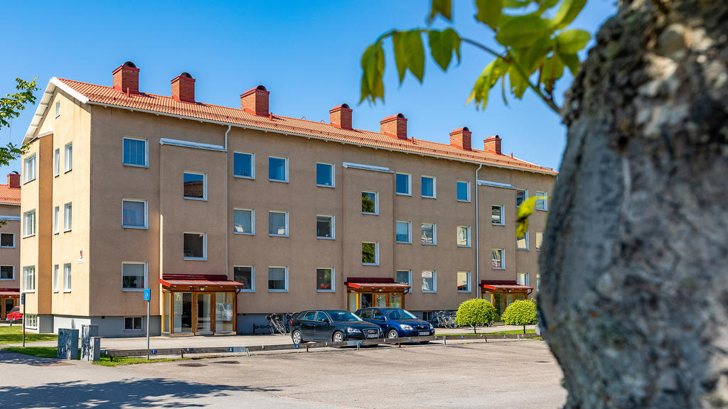 Fasadbild och parkering