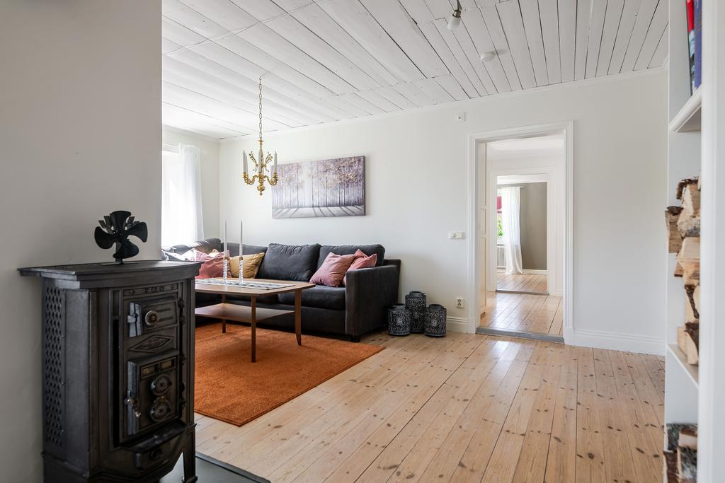 Kamin mellan kök och vardagsrum
