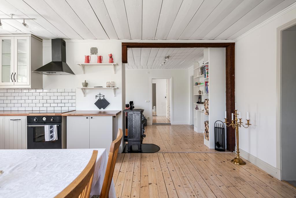 Fina furugolv i hela huset ger en röd tråd och ett charmigt hem