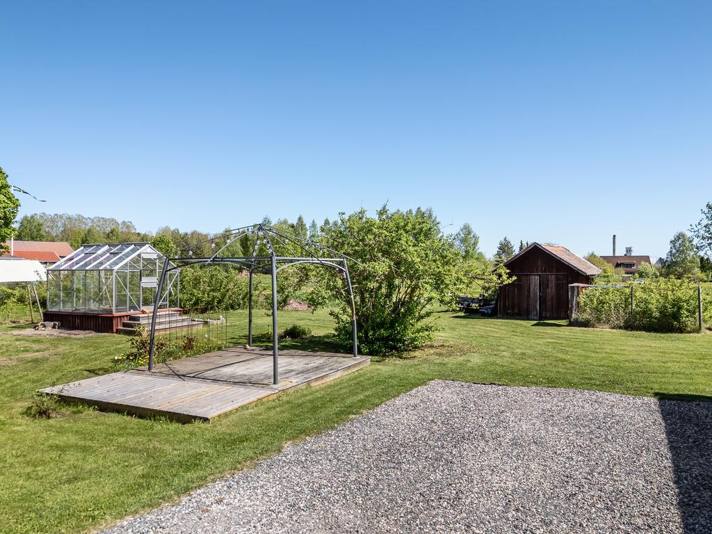 Växthus och soldäck med pergola