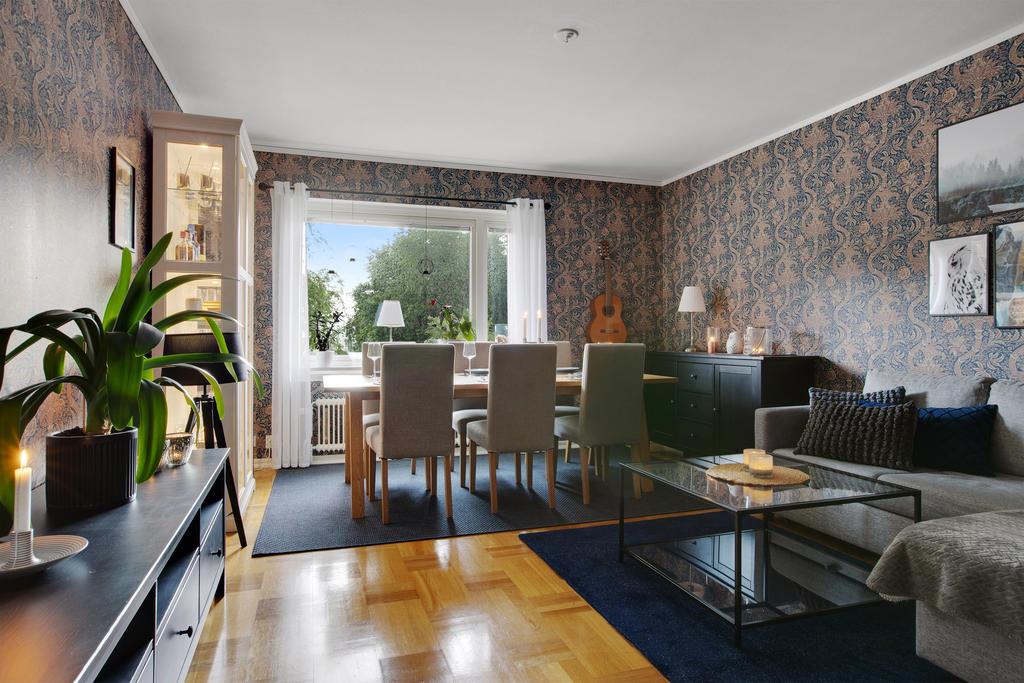 Gott om yta för soffa, tv-möbel och matbord