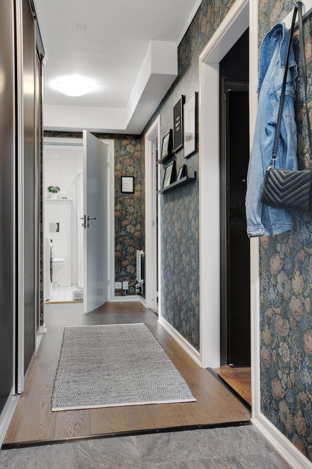 Vy från hall med access till samtliga av bostadens rum 