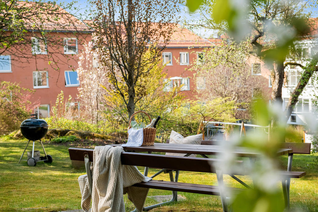 Flera sittplatser på den gemensamma innergården