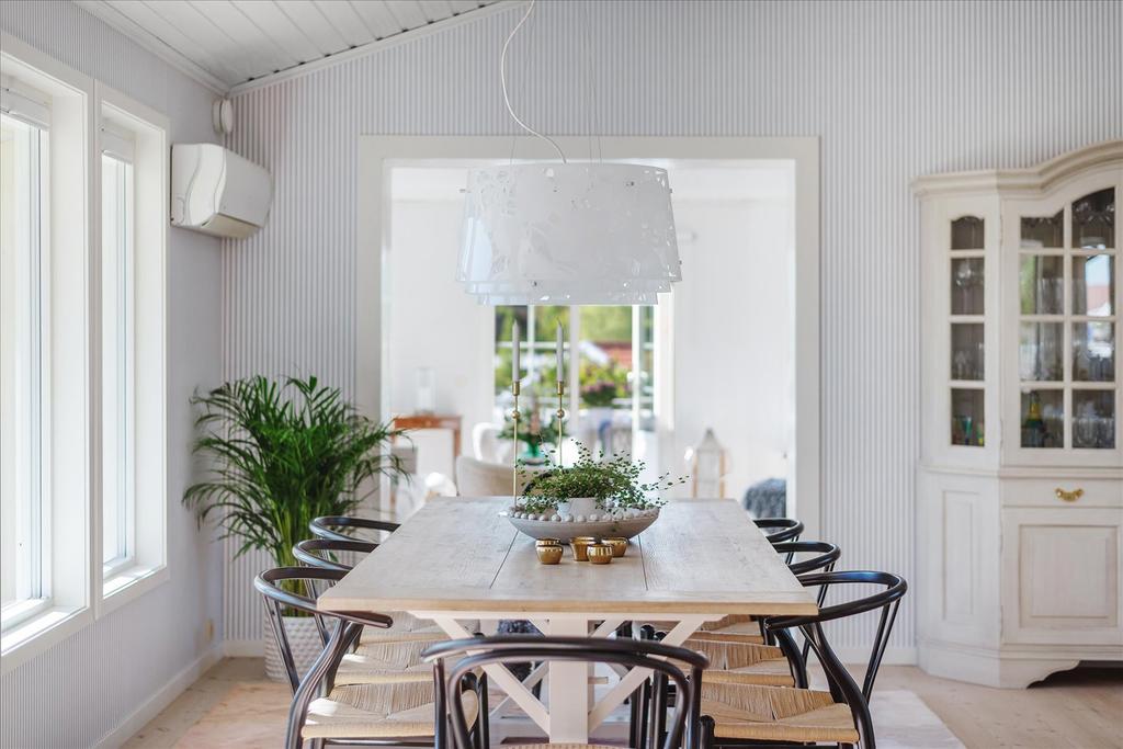 Matplats med vacker vy mot vardagsrum